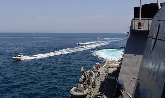 Hải quân Mỹ công bố bức ảnh ngày 15.4 cho thấy tàu Iran chạy sát chiến hạm Mỹ ở Vịnh Persian. Ảnh: US Navy