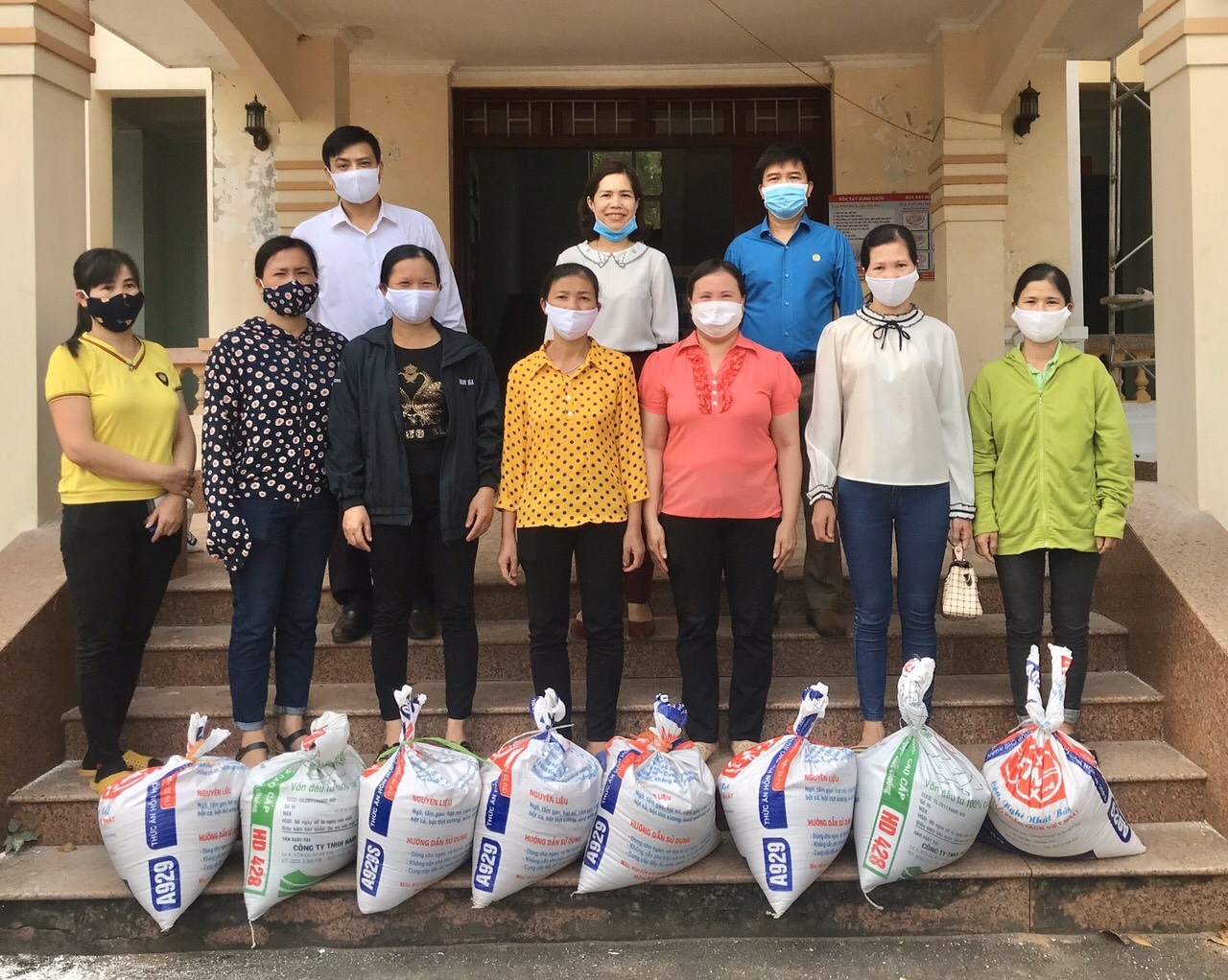 Liên đoàn Lao động huyện Tân Yên hỗ trợ 500kg gạo cho công nhân lao động khó khăn bị ngừng việc do dịch COVID-19 của công ty TNHH Mplus Hà Nội. Ảnh: Hương Mơ
