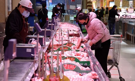 Chọn mua thịt tại một siêu thị ở tỉnh Hà Bắc, Trung Quốc. Ảnh: Xinhua