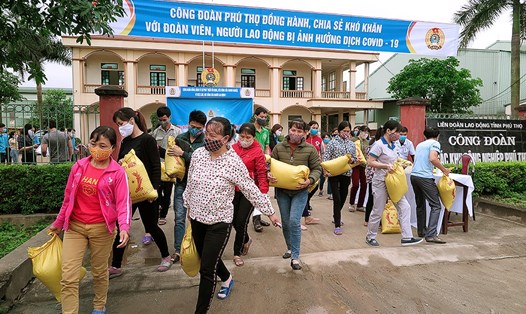 Công nhân lao động khó khăn hồ hởi nhận gạo miễn phí do LĐLĐ tỉnh Phú Thọ trao tặng. Ảnh: Mai Hoa