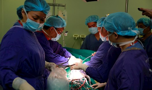 Một ca phẫu thuật cấp cứu tại Bệnh viện Hữu nghị Việt Đức. Ảnh do bệnh viện cung cấp.