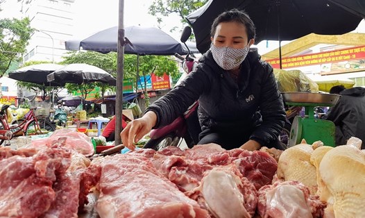 Chị Nguyễn Thị Vân - kinh doanh thịt lợn tại ngõ 118 Mai Dịch, Cầu Giấy, Hà Nội cho biết, mặc dù giá lợn hơi cao nhưng các tiểu thương vẫn phải giảm giá bán lẻ từ 3.000-4.000 đồng/kg để giữ khách hàng. Ảnh: Khánh Vũ