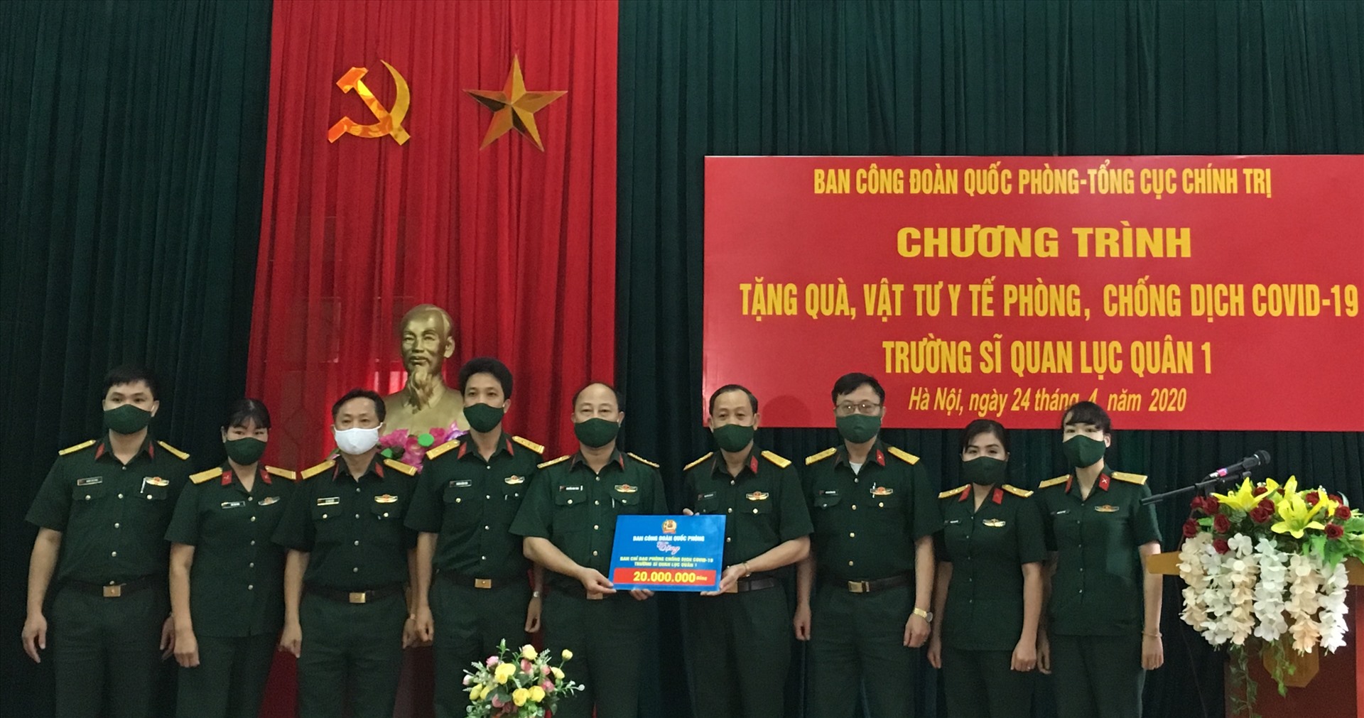 Đại tá Nguyễn Văn Đề trao quà cho Trường sĩ quan lục quân 1. Ảnh: T.E.A