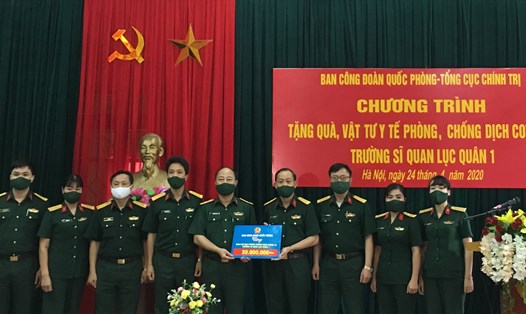 Đại tá Nguyễn Văn Đề trao quà cho Trường sĩ quan lục quân 1. Ảnh: T.E.A