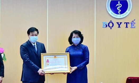 Phó Chủ tịch Nước Đặng Thị Ngọc Thịnh trao Huân chương Lao động hạng Ba cho lãnh đạo Bệnh viện Bệnh nhiệt đới Trung ương. Ảnh Bộ Y tế cung cấp