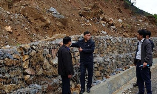 Thứ trưởng Bộ Nông nghiệp và Phát triển nông thôn Nguyễn Hoàng Hiệp kiểm tra việc xử lý hậu quả thiệt hại do mưa lớn gây sạt lở đất tại Hà Giang. Ảnh: PCTT