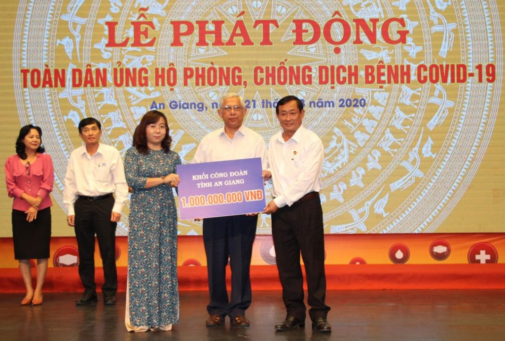 Chủ tịch LĐLĐ tỉnh An Giang Nguyễn Thiện Phú đại diện Khối Công đoàn ủng hộ 1 tỉ đồng phòng, chống dịch COVID-19. Ảnh: Cẩm Tú