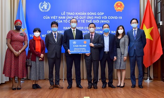 Lễ trao tượng trưng 50.000 USD của Việt Nam cho Quỹ ứng phó COVID-19 của WHO. Ảnh: Bộ Ngoại giao