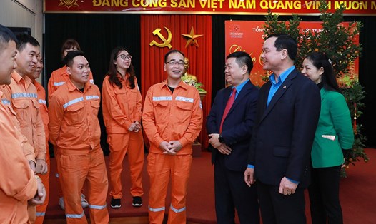 Chủ tịch Tổng LĐLĐVN Nguyễn Đình Khang chúc tết cán bộ, công nhân ngành điện lực, ngày 24.1. 2020 (30 Tết Canh Tý). Ảnh: HẢI NGUYỄN