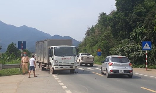 Vụ TNGT giữa xe tải và xe 4 chỗ tại đường Hòa Lạc – Hòa Bình. Ảnh ĐT
