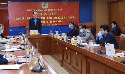 Chủ tịch Tổng LĐLĐVN Nguyễn Đình Khang phát biểu tại Hội nghị Đoàn Chủ tịch sáng 24.4. Ảnh: Hải Nguyễn