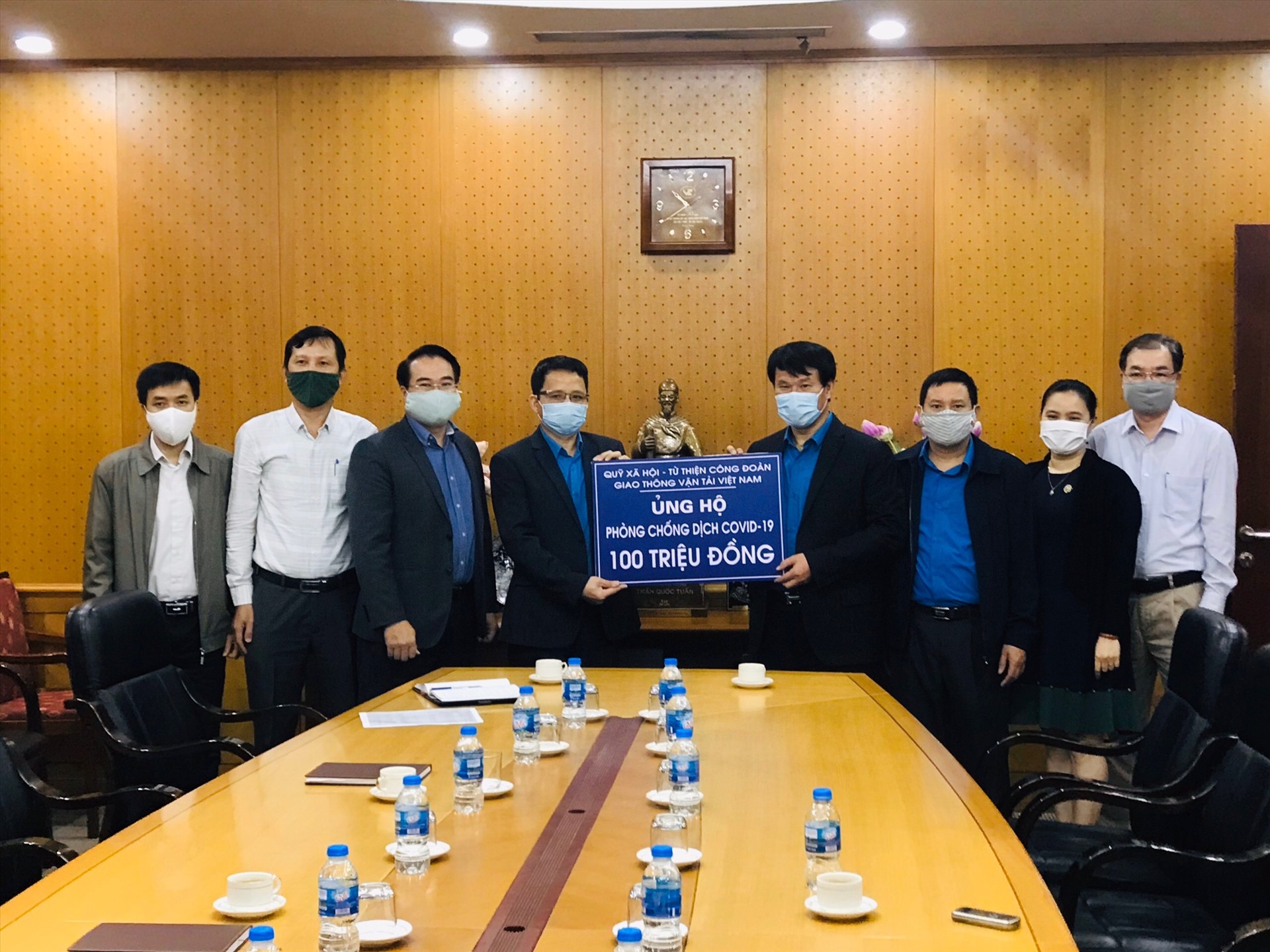 Đại diện Quỹ xã hội từ thiện Công đoàn Giao thông Vận tải Việt Nam (bên phải) trao hỗ trợ cho đơn vị. Ảnh: Quốc Thế