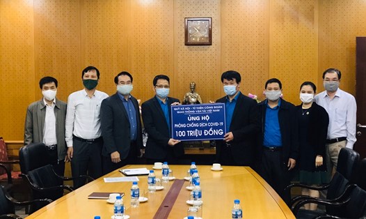 Đại diện Quỹ xã hội từ thiện Công đoàn Giao thông Vận tải Việt Nam (bên phải) trao hỗ trợ cho đơn vị. Ảnh: Quốc Thế
