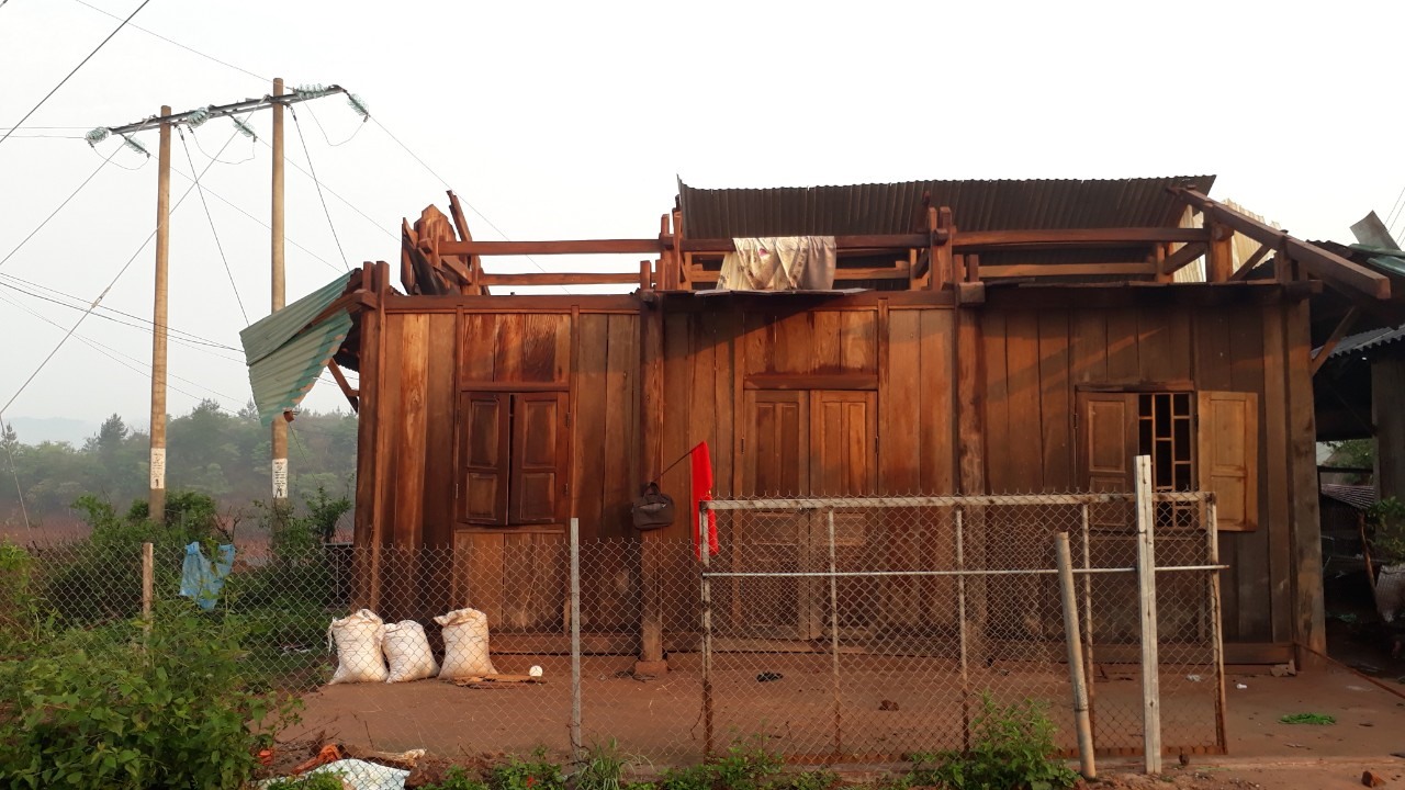 Một ngôi nhà của giáo viên huyện Nậm Pồ (tỉnh Điện Biên) bị thiệt hại nặng nề do mưa đá, giông lốc. Ảnh: Xuân Tuấn