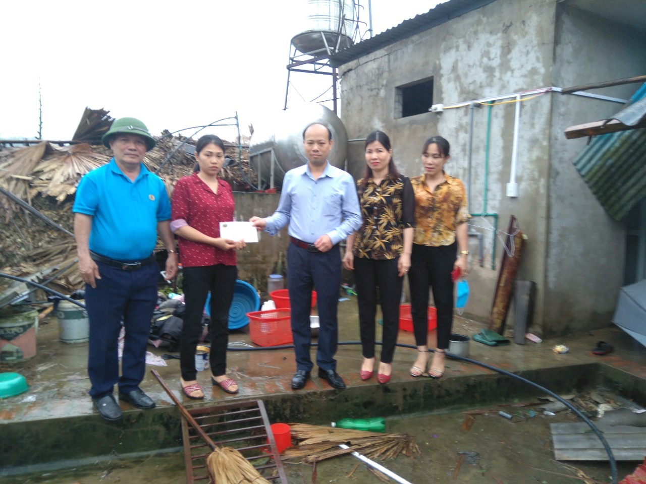 Đại diện Công đoàn tỉnh Yên Bái trao hỗ trợ cho đoàn viên. Ảnh: Thanh Hùng