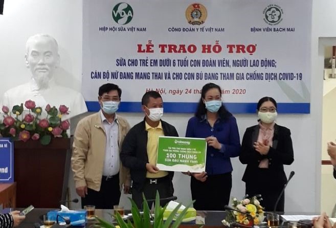 PGS.TS Phạm Thanh Bình thay mặt đoàn viên công đoàn y tế tiếp nhận tài trợ sữa. Ảnh: Lan Anh