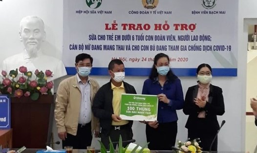 PGS.TS Phạm Thanh Bình thay mặt đoàn viên công đoàn y tế tiếp nhận tài trợ sữa. Ảnh: Lan Anh