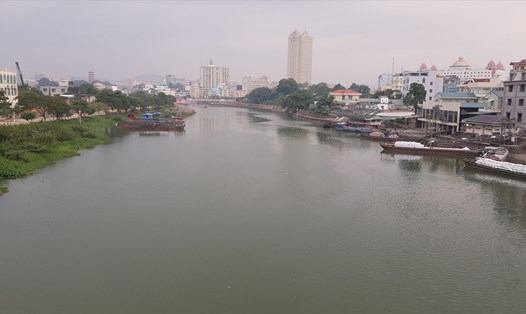 Sông Ka Long, TP.Móng Cái vào mùa cao điểm thường tấp nập thuyền, đò vận chuyển hàng xuất nhập khẩu. Ảnh: Nguyễn Hùng