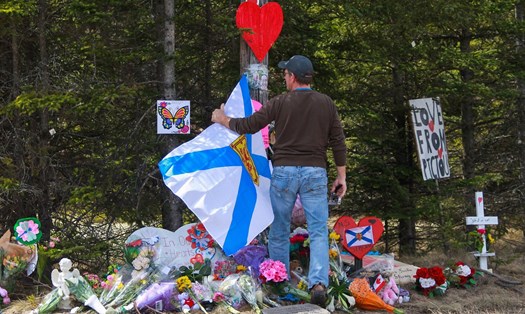 Một người dân Canada tưởng niệm các nạn nhân. Ảnh: Reuters.