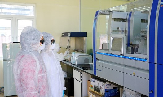 Hệ thống máy Realtime PCR tự động - xét nghiệm COVID-19 của CDC Quảng Ninh. Ảnh: CTV