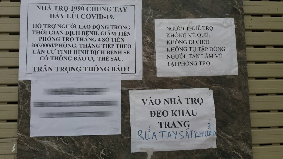 Nhà trọ 1990 dán bảng thông báo giảm tiền phòng trọ cho công nhân lao động. Ảnh: Việt Yên