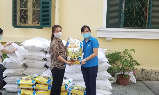 Bà Hoàng Thị Như Thanh (phải) - Chủ tịch LĐLĐ TP. Huế trao gạo cho đoàn viên, người lao động. Ảnh: LĐLĐ TP. Huế.