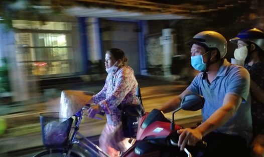 Các thành viên CLB "Bạn thương nhau" rong ruổi trên những con đường, ngõ hẻm của Đà Nẵng để tìm đến những cô bán vé số, chị lượm ve chai để hỗ trợ trong mùa dịch bệnh. Ảnh: Thuỳ
