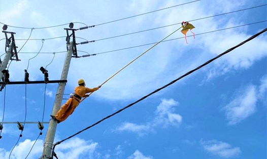 Một chiếc diều cuốn vào lưới điện tại tuyến 372-E27 (xã Vĩnh Thái, TP Nha Trang) khiến ngành điện phải ngắt điện cả khu vực để xử lý. Ảnh: Hồng Tú