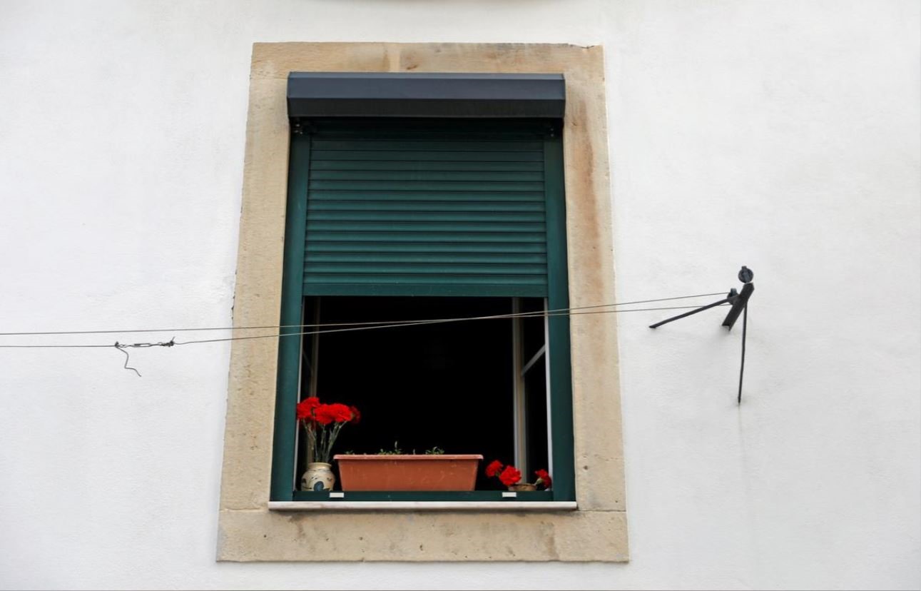 Hoa Cẩm chướng trên ban công cửa sổ ở Lisbon ngày 25.4 - biểu tượng kỉ niệm 46 năm cách mạng Bồ Đào Nha. Ảnh: RT