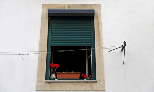 Hoa Cẩm chướng trên ban công cửa sổ ở Lisbon ngày 25.4 - biểu tượng kỉ niệm 46 năm cách mạng Bồ Đào Nha. Ảnh: RT