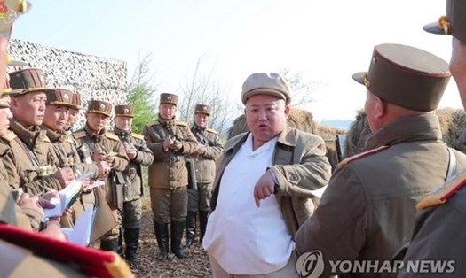 Ông Kim Jong-un thị sát tập trận pháo binh ngày 10.4.2020. Ảnh: Yonhap