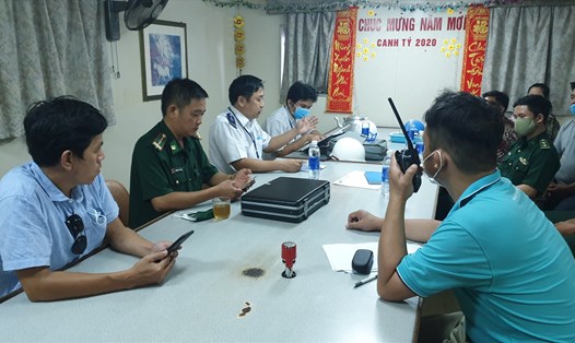 Cảng vụ Hàng hải Quy Nhơn và Bộ đội Biên phòng tỉnh Bình Định làm việc với đại diện tàu biển Pacific Express. Ảnh: Nguyễn Hồng