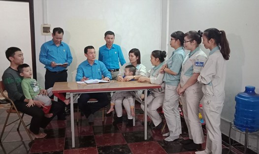 Công đoàn các Khu công nghiệp - chế xuất Hà Nội thăm hỏi công nhân lao động. Ảnh: Ngọc Ánh