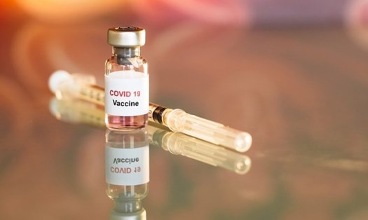 Ngay cả khi chưa thử nghiệm đầy đủ 3 giai đoạn thì vaccine ngừa COVID-19 cũng nên được sản xuất để tránh những rủi ro không đáng có. Ảnh: EPR