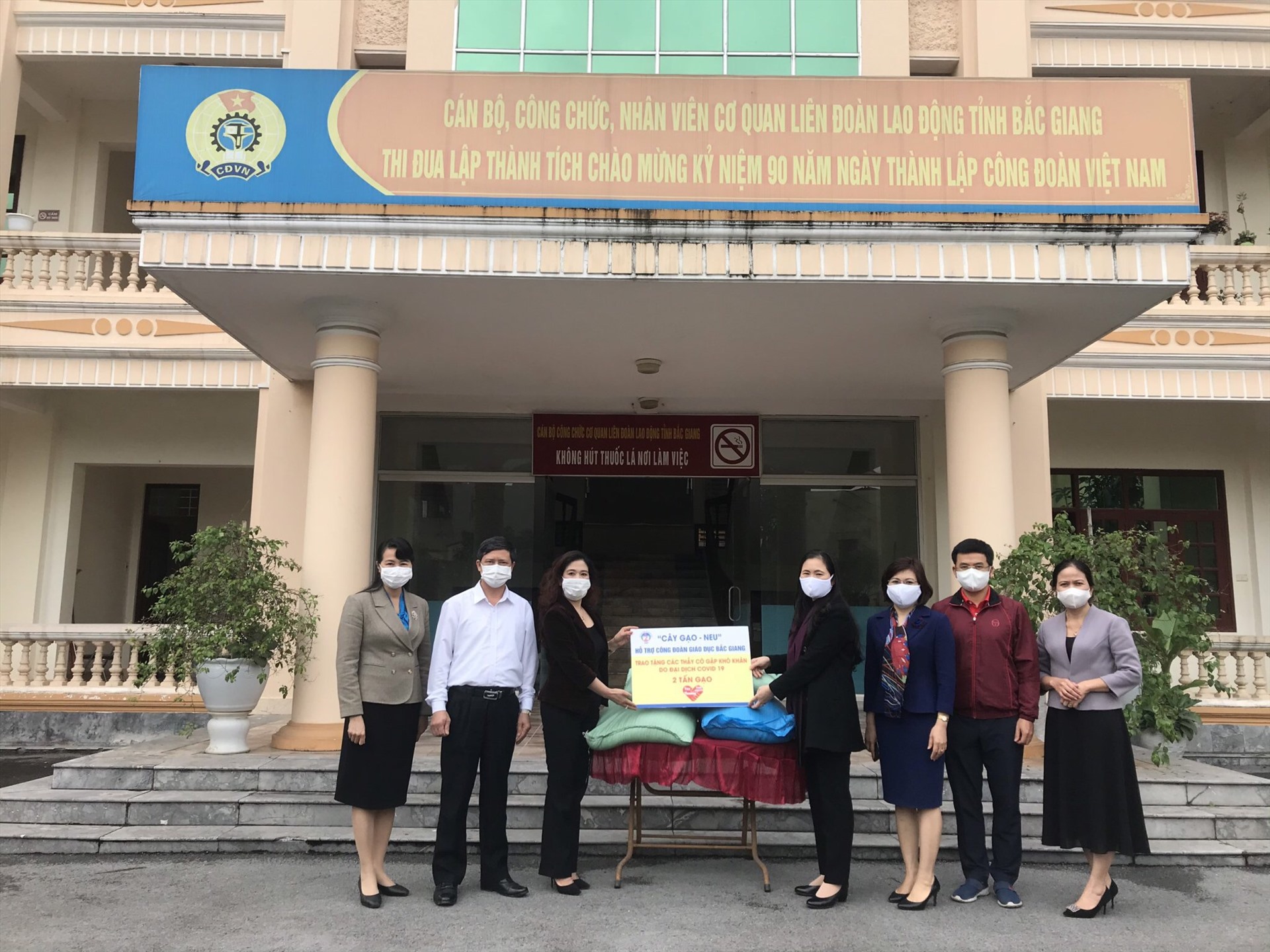 Lãnh đạo Liên đoàn Lao động tỉnh Bắc Giang tiếp nhận 2 tấn gạo từ Công đoàn Giáo dục Việt Nam. Ảnh: Quang Tuấn.