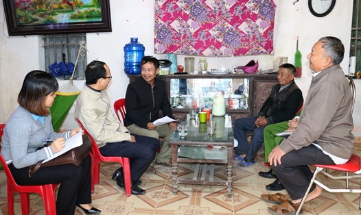 Đại diện lãnh đạo CĐ các KCN tỉnh Ninh Bình gặp gỡ vận động các chủ nhà trọ giảm tiền thuê phòng cho CNLĐ. Ảnh: NT