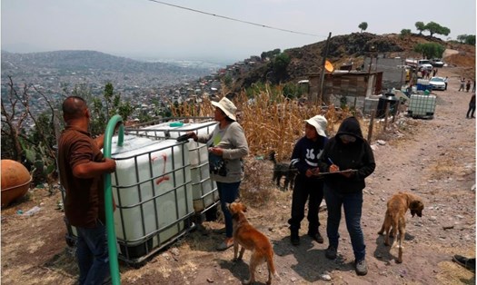 Cư dân khu vực Ecatepec, Mexico, nơi thiếu nước sạch làm phức tạp thêm tình trạng dịch bệnh COVID-19. Ảnh: RT