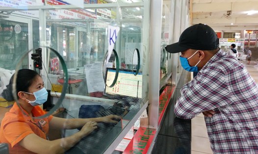 Hành khách mua vé xe tại bến xe Miền Đông (quận Bình Thạnh, TPHCM).   Ảnh: Minh Quân