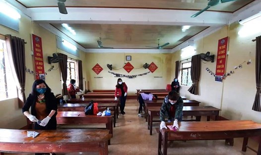 Cán bộ giáo viên Trường THCS Trương Hán Siêu (thành phố Ninh Bình) vệ sinh các phòng học sẵn sàng đón học sinh đi học trở lại. Ảnh: NT