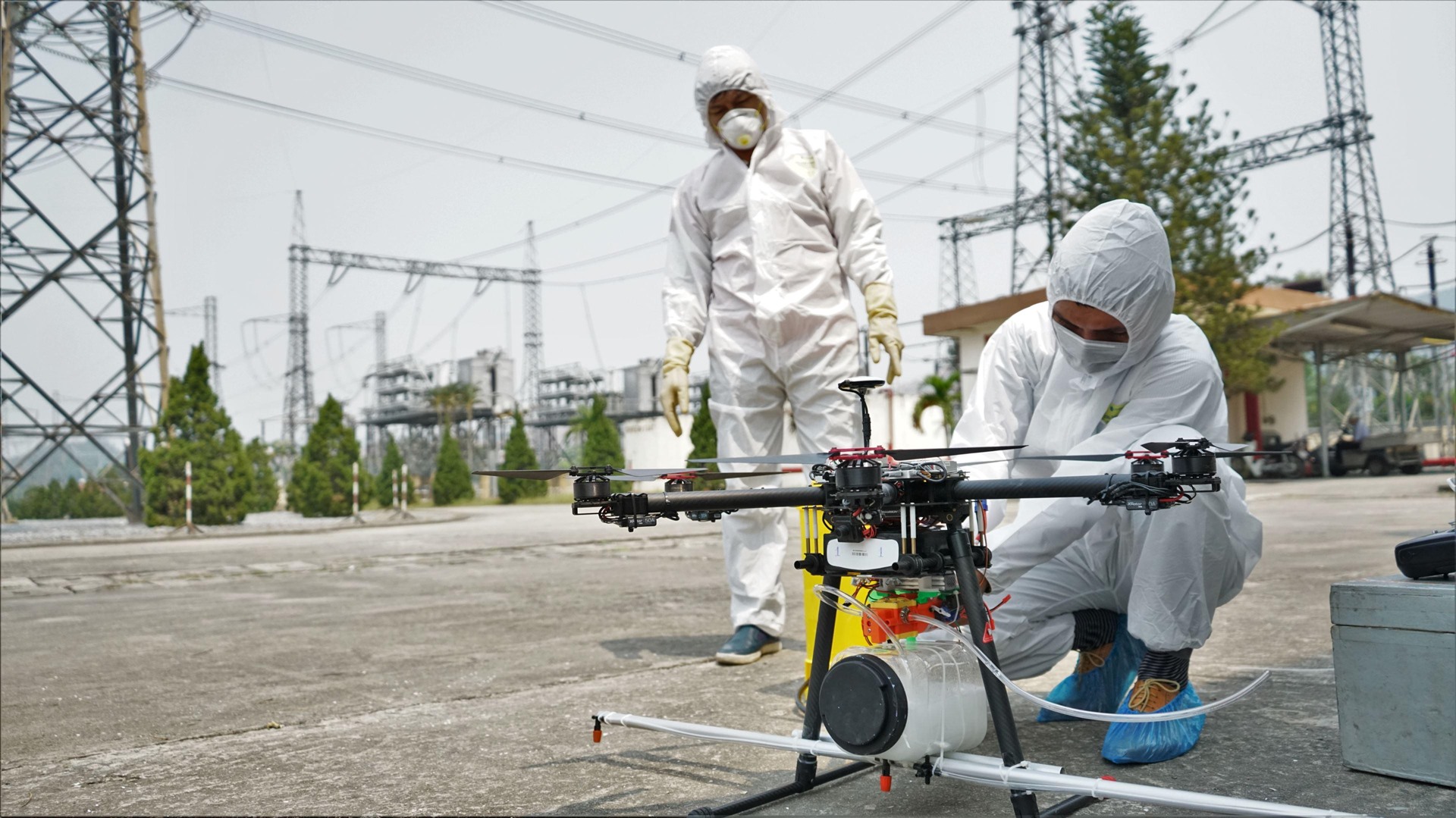 Nhóm tác giả thuộc Công ty Truyền tải điện 2 chế tạo thiết bị bay UAV để phun khử khuẩn phòng chống dịch COVID-19. Ảnh: Trần Tuấn