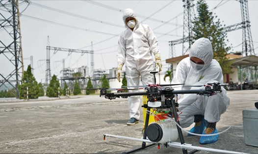 Nhóm tác giả thuộc Công ty Truyền tải điện 2 chế tạo thiết bị bay UAV để phun khử khuẩn phòng chống dịch COVID-19. Ảnh: Trần Tuấn