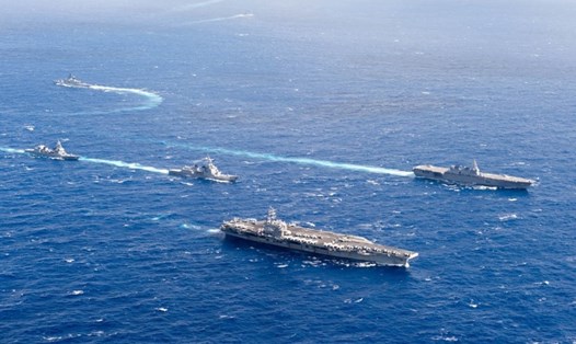 Tàu sân bay Mỹ USS Ronald Reagan và tàu sân bay trực thăng Nhật Bản JS Izumo trong một cuộc tập trận năm 2016. Ảnh: Hải quân Mỹ.