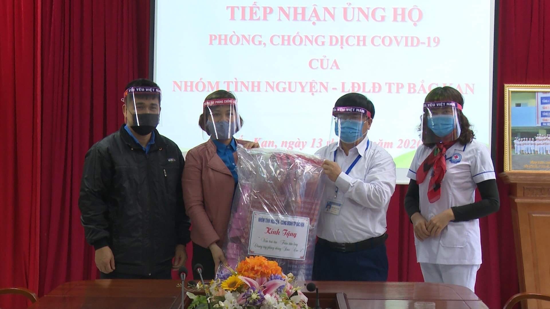 LĐLĐ thành phố Bắc Kạn trao mặt nạ chống giọt bắn tại Bệnh viện Đa khoa Bắc Kạn. Ảnh: Ngọc Liêm