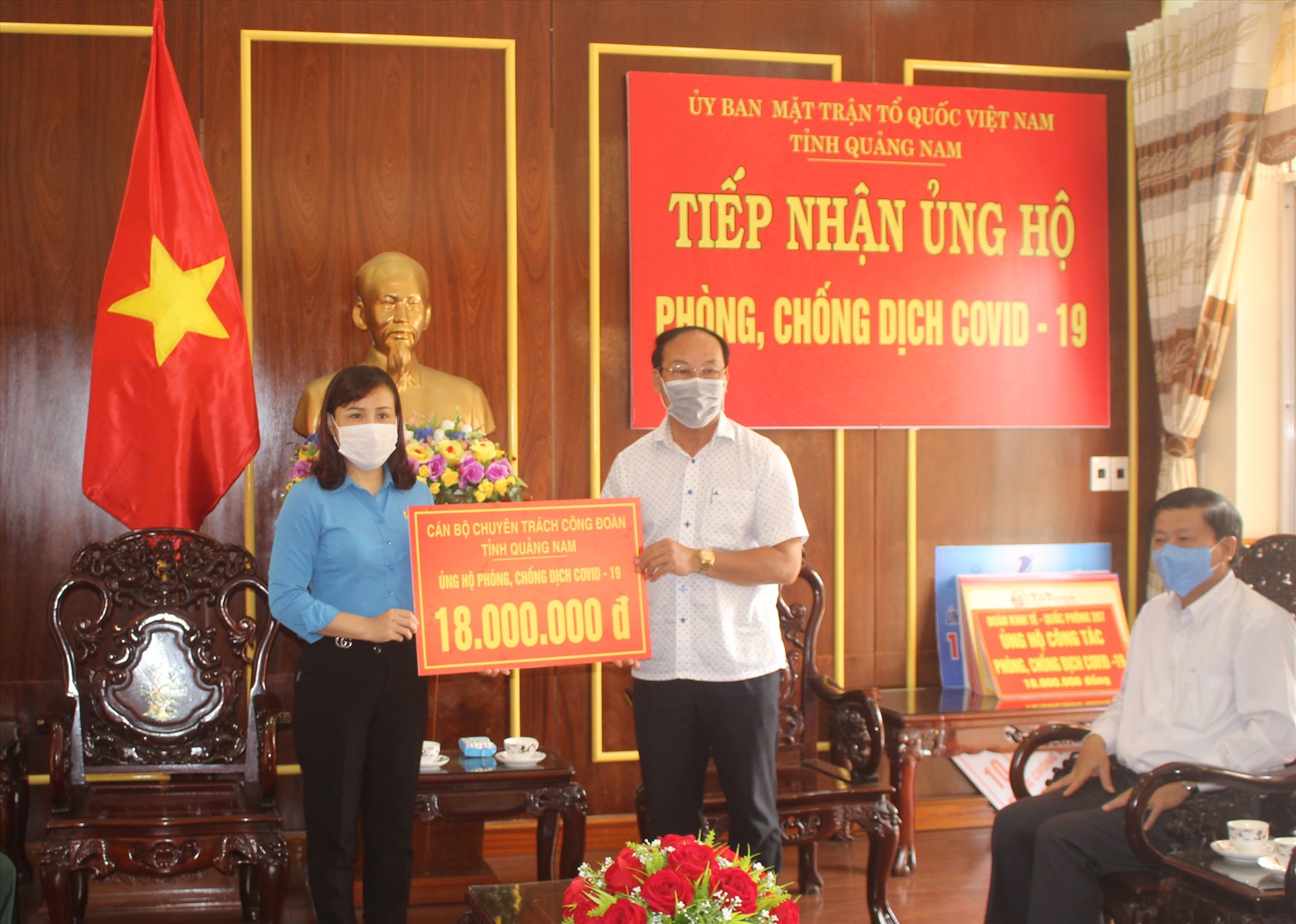 LĐLĐ tỉnh Quảng Nam trao tiền ủng hộ phòng chống dịch COVID-19. Ảnh: Thanh Chung