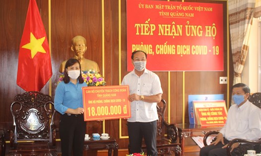 LĐLĐ tỉnh Quảng Nam trao tiền ủng hộ phòng chống dịch COVID-19. Ảnh: Thanh Chung