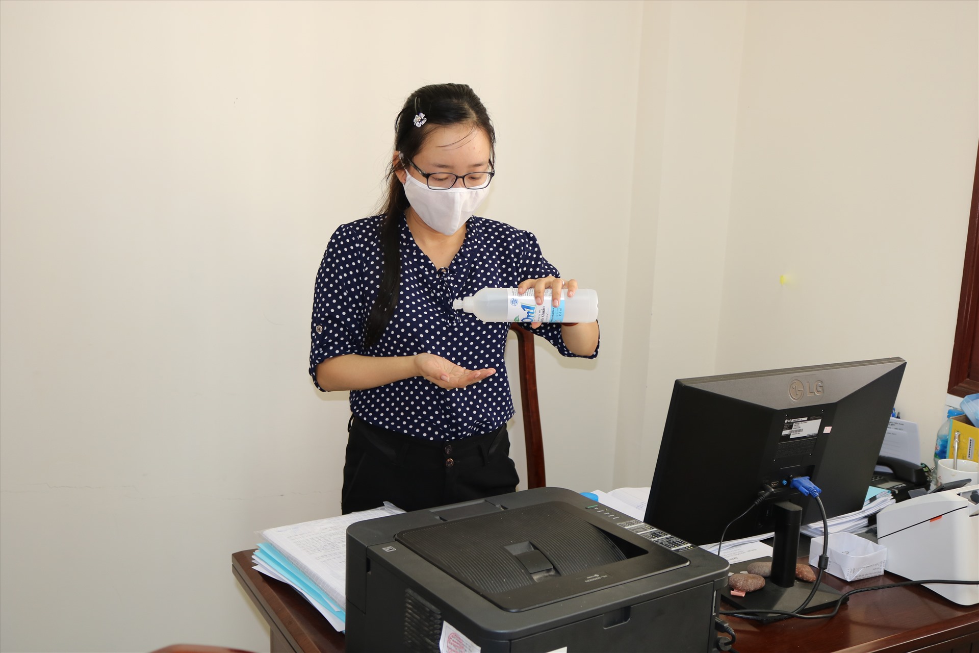 Công đoàn viên huyện Cai Lậy gương mẫu thực hiện các biện pháp phòng chống dịch bệnh. Ảnh: K.Q