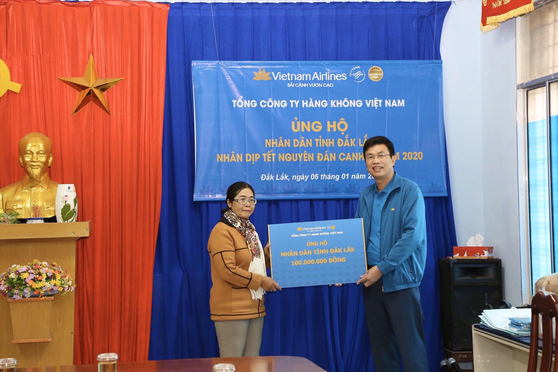Chủ tịch CĐ TCty Tạ Thiên Long trao ủng hộ dịp Tết nguyên đán vừa qua. Ảnh: CĐ TCty cung cấp