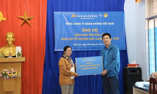 Chủ tịch CĐ TCty Tạ Thiên Long trao ủng hộ dịp Tết nguyên đán vừa qua. Ảnh: CĐ TCty cung cấp