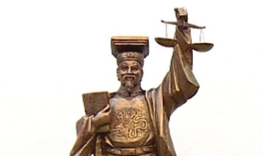 Cuốn Hình thư trong tay vua Lý Thái Tông là một vật cụ thể, rất thiếu giá trị biểu tượng dù đây được thuyết minh là biểu tượng công lý.