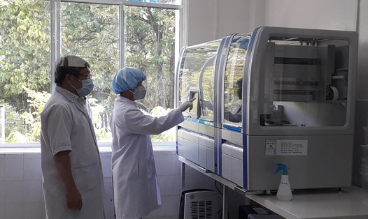 Máy xét nghiệm Real - time PCR tự động ở Quảng Nam. Ảnh: Thanh Chung